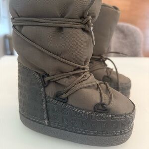 D&G Women's Taupe Winter Boots